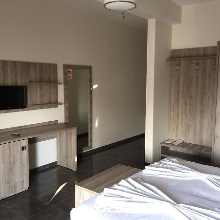 Herges Hotel Драч Екстериор снимка