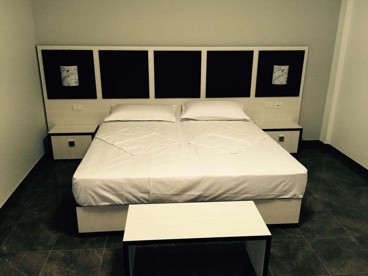 Herges Hotel Драч Екстериор снимка