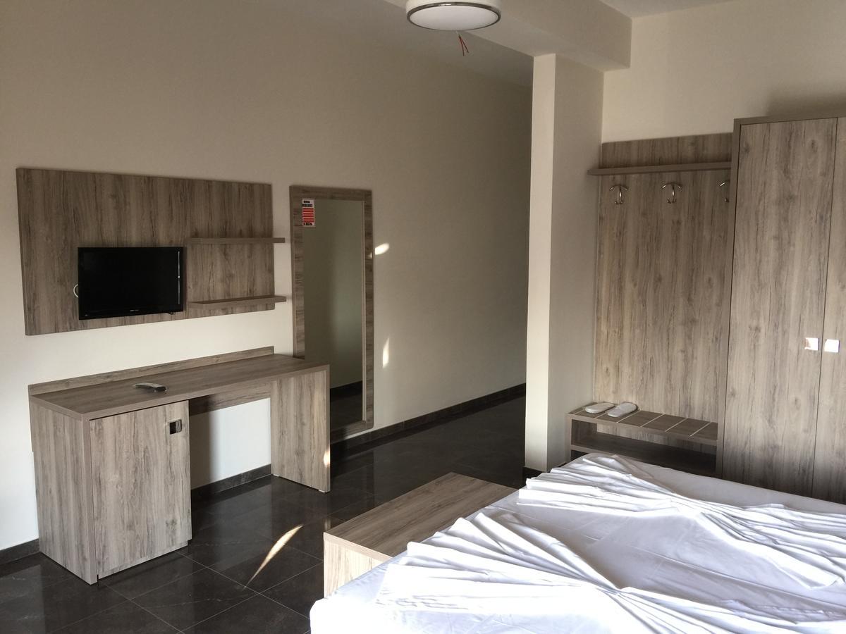 Herges Hotel Драч Екстериор снимка