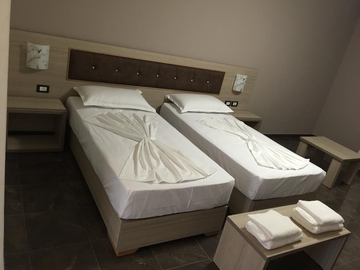Herges Hotel Драч Екстериор снимка