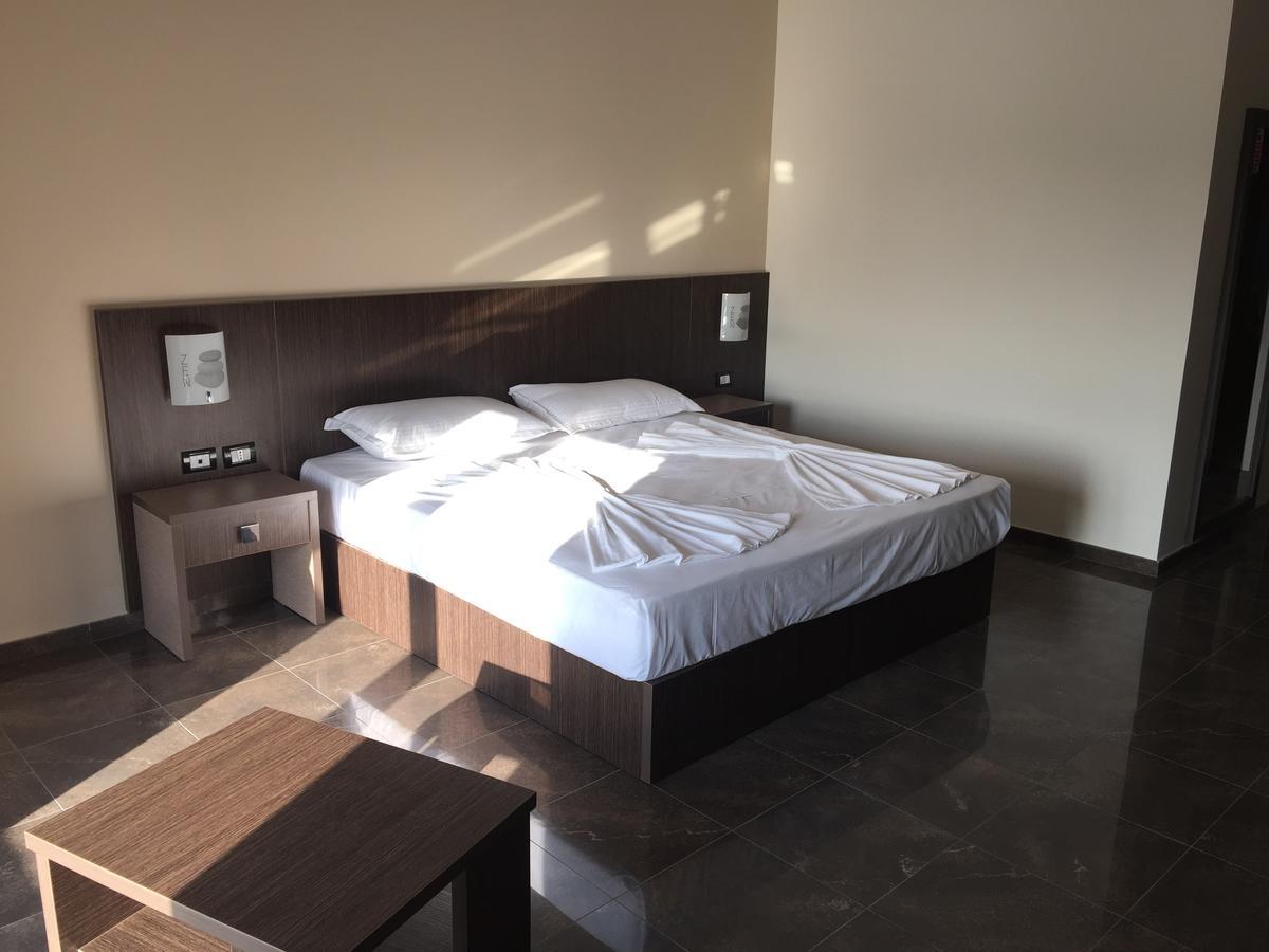 Herges Hotel Драч Екстериор снимка