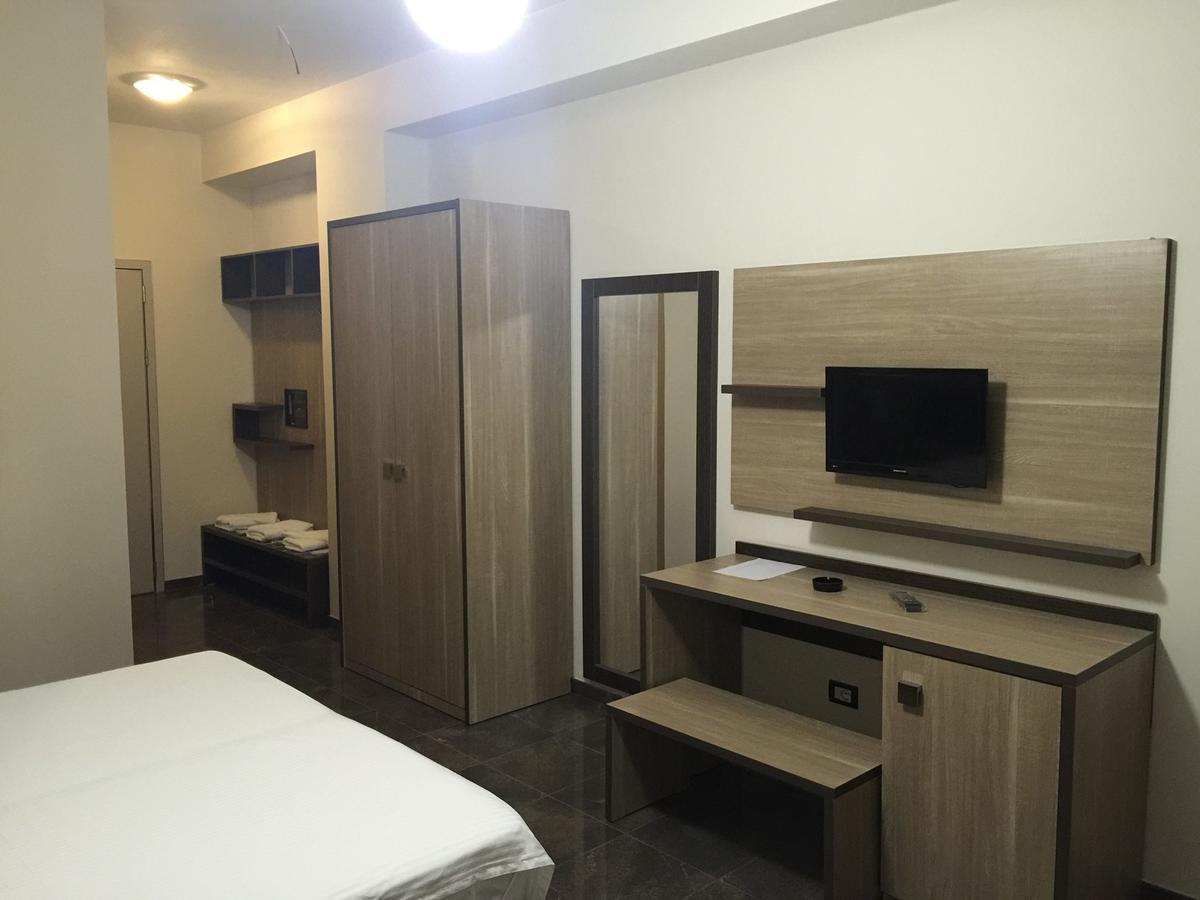 Herges Hotel Драч Екстериор снимка