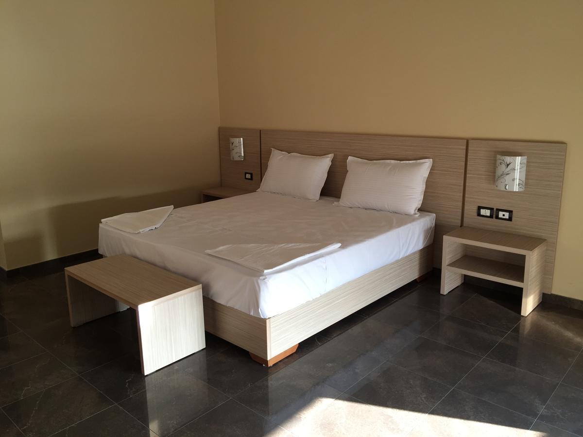 Herges Hotel Драч Екстериор снимка