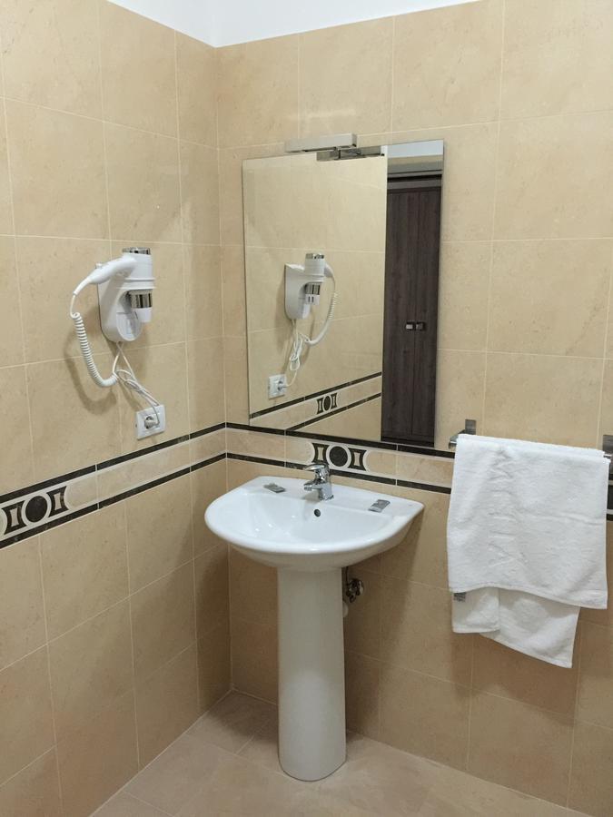 Herges Hotel Драч Екстериор снимка