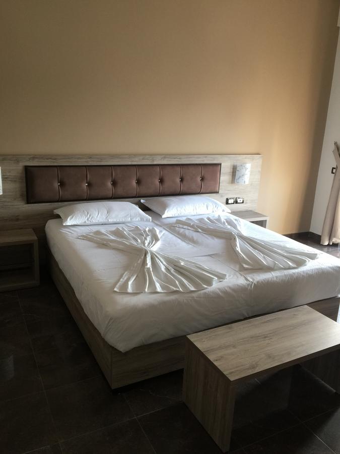 Herges Hotel Драч Екстериор снимка