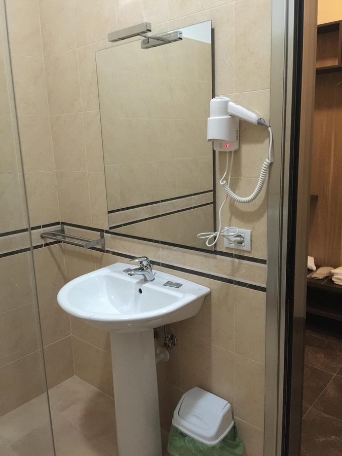 Herges Hotel Драч Екстериор снимка