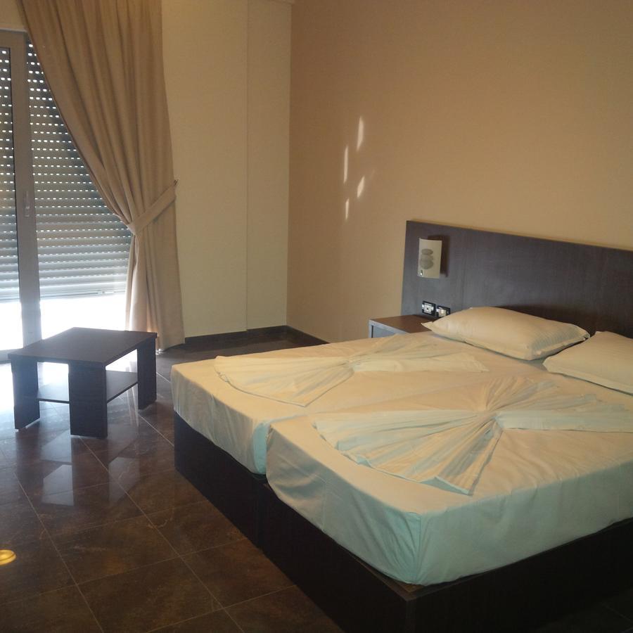 Herges Hotel Драч Екстериор снимка