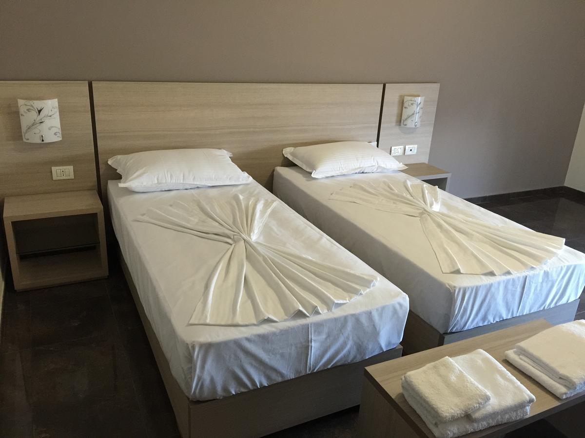 Herges Hotel Драч Екстериор снимка