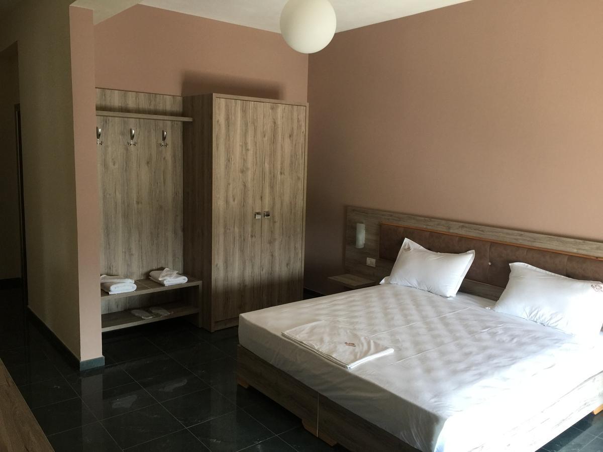 Herges Hotel Драч Екстериор снимка